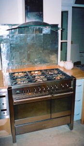 Cooker-With-Hammered-Stainless-Steel-Wall-Tiles